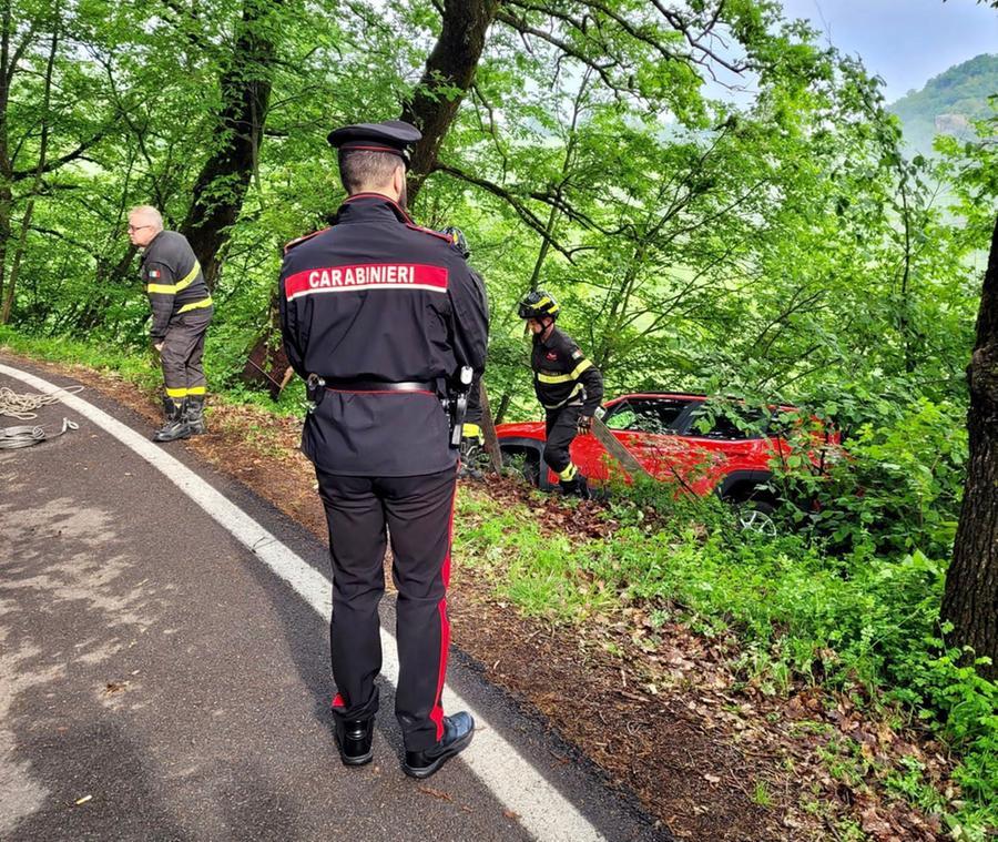 Viano, cinque ore in bilico con l’auto sul burrone: salvato