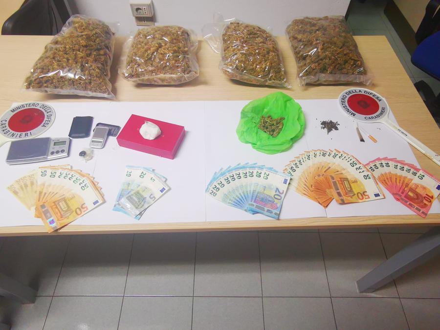 
	la droga e i soldi&nbsp;rinvenuti dai carabinierti

