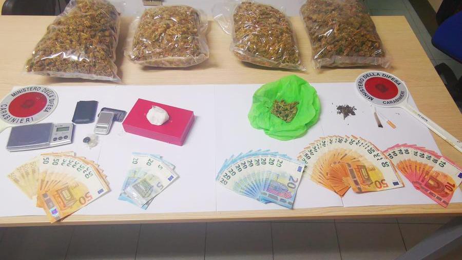 la droga e i soldi rinvenuti dai carabinierti