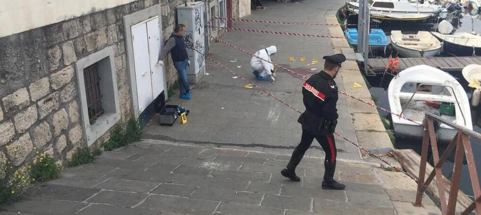 I carabinieri della Compagnia di Livorno e del nucleo investigativo del comando provinciale impegnati nei rilievi nell’ambito dell’inchiesta per lesioni aggravate dopo l’aggressione del 50enne Massimo Galleni