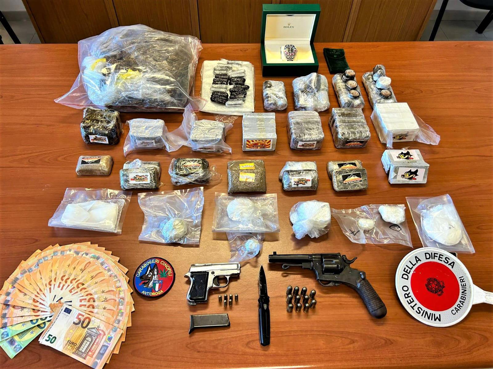 La droga, le armi e il denaro sequestrati durante le perquisizioni