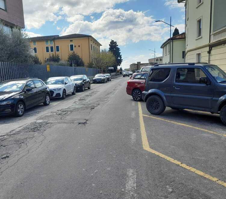 Il tratto di via Tripoli dove verrà installato il cantiere per la messa in sicurezza del fosso tombato