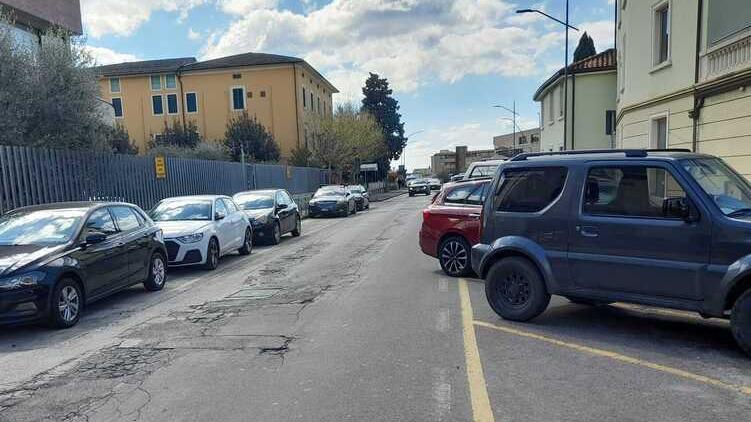 Il tratto di via Tripoli dove verrà installato il cantiere per la messa in sicurezza del fosso tombato