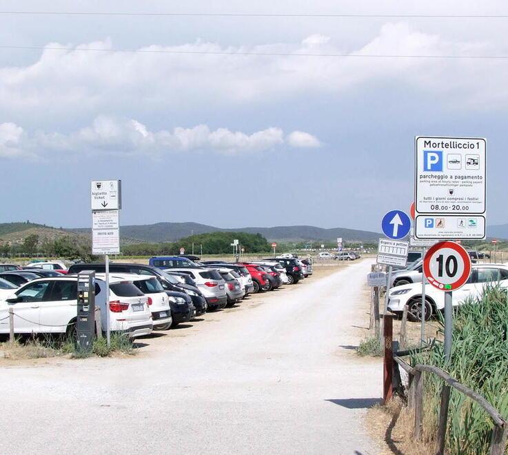 Furti nei parcheggi della Costa est: rubati ai turisti soldi e bagagli