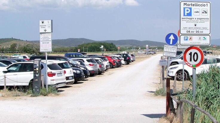 Furti nei parcheggi della Costa est: rubati ai turisti soldi e bagagli