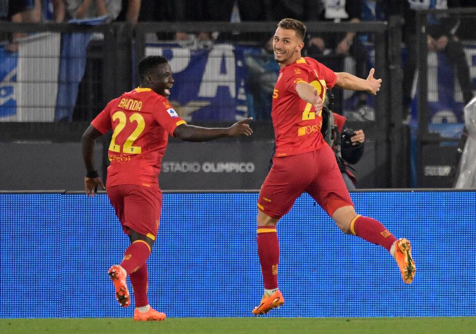 Remi Oudin (Lecce) esulta dopo aver segnato il secondo gol alla Lazio