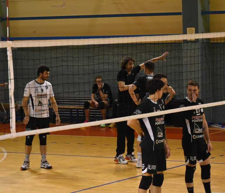 Dario Sansonetti dà istruzioni alla sua squadra