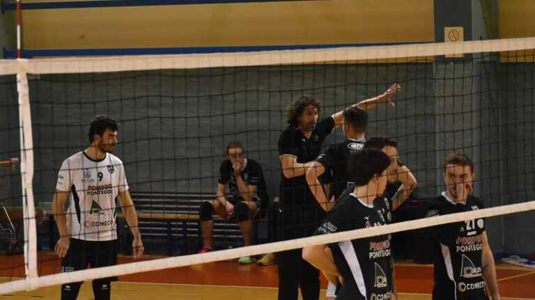 Dario Sansonetti dà istruzioni alla sua squadra
