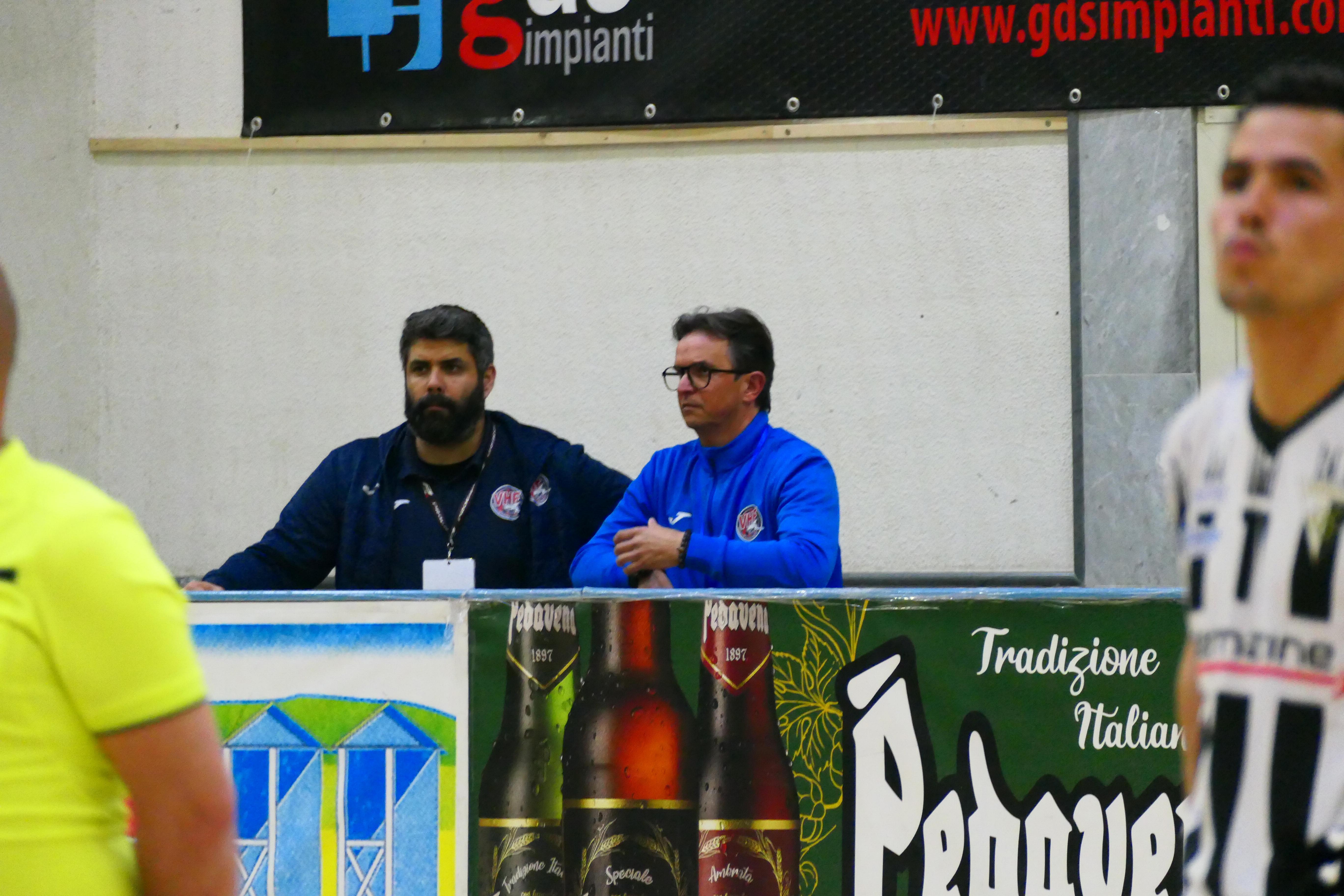 Mirco De Gerone segue la partita dalla panchina