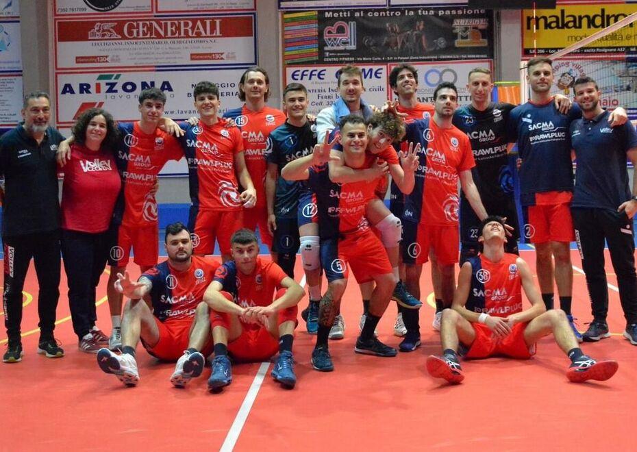 La formazione della Sacma Cecina in festa dopo l’ultima vittoria di sabato