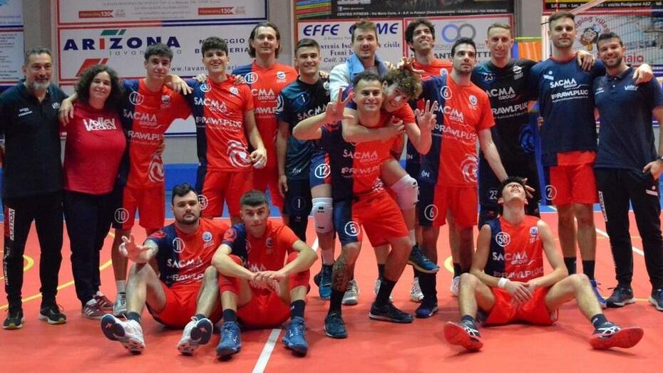 La formazione della Sacma Cecina in festa dopo l’ultima vittoria di sabato