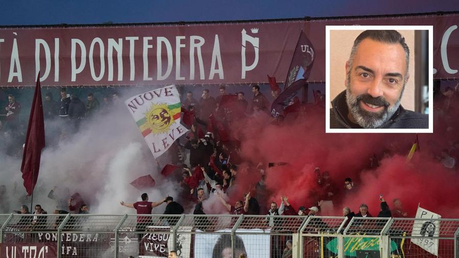 
	I tifosi del Pontedera in gradinata e, nel riquadro, Sebastiano Mazzinghi (Foto Franco Silvi)

