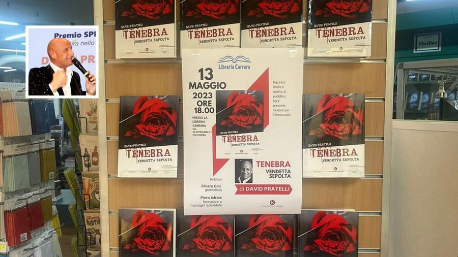 Il libro di David Pratelli in vetrina alla libreria Carrara; nel riquadro l'imitatore originario della Valdera 