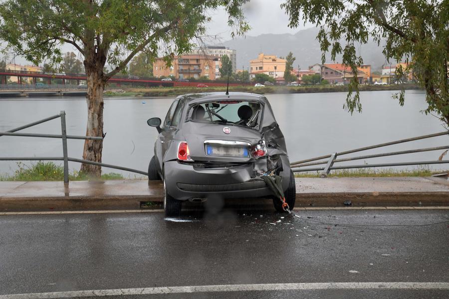 Olbia, l’auto sbanda e rischia di finire in mare