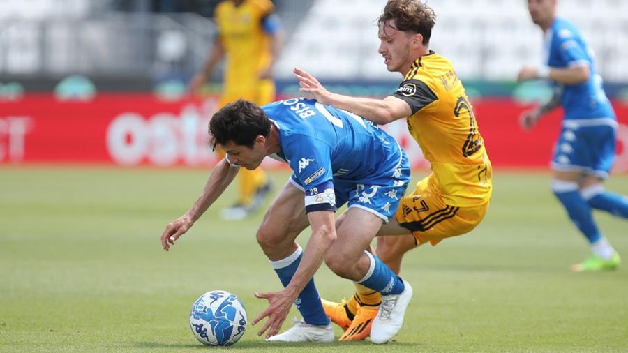 
	Il nerazzurro Tramoni a contrasto con Bisoli, autore del gol del Brescia (Foto Stefano Nicoli/LaPresse)

