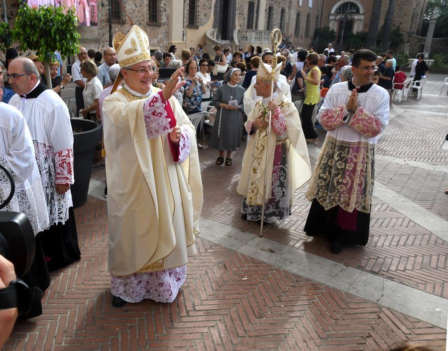 
	Monsignor Roberto Carboni saluta i fedeli all&rsquo;ingresso della Cattedrale (archivio)

