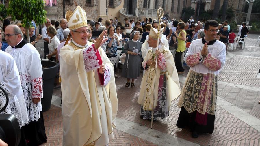 
	Monsignor Roberto Carboni saluta i fedeli all&rsquo;ingresso della Cattedrale (archivio)


