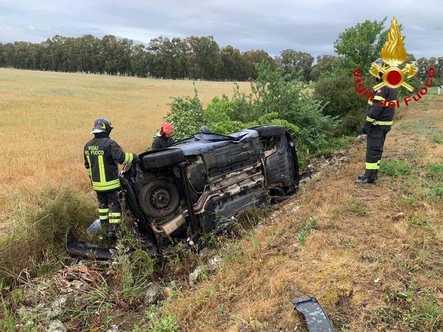 Auto perde aderenza sull’asfalto bagnato della 131 dcn e si ribalta nella scarpata: marito e moglie e in ospedale