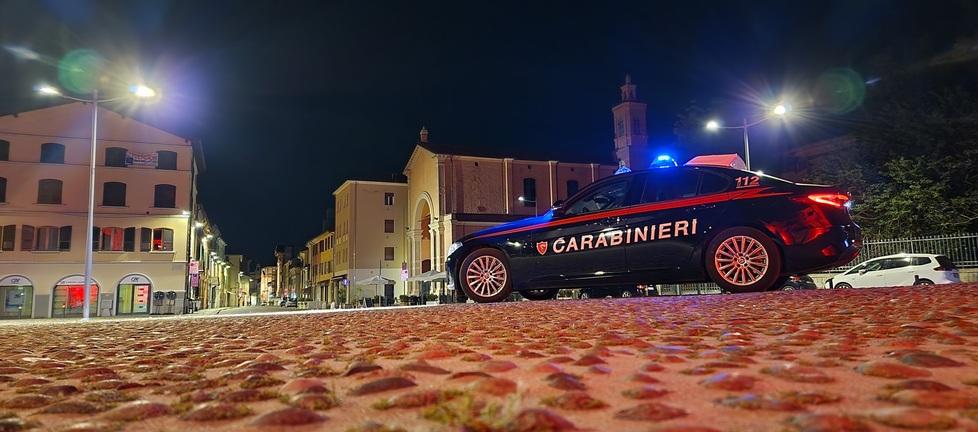 Prima ruba un telefono cellulare e poi dà un morso a un carabiniere 