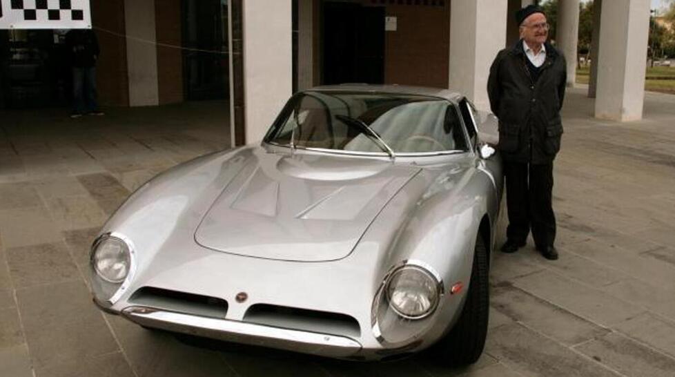 Giotto Bizzarrini accanto a una delle sue auto