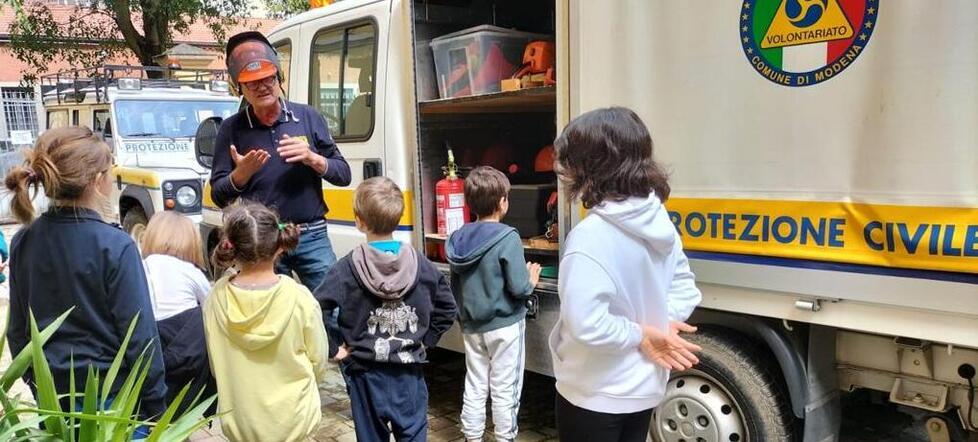 Modena Piccoli volontari imparano a gestire le emergenze Genitori e figli “a lezione” dalla Protezione civile