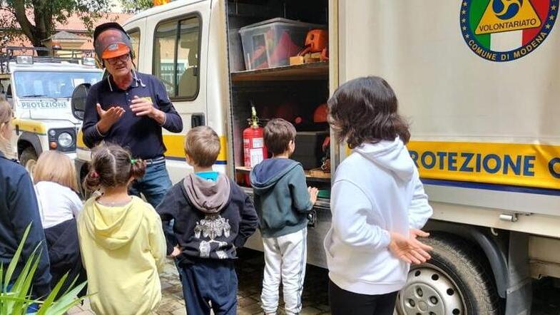Modena Piccoli volontari imparano a gestire le emergenze Genitori e figli “a lezione” dalla Protezione civile