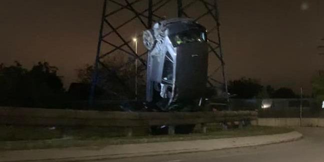 Sassuolo Auto si schianta sulla rotatoria e finisce la “corsa” in verticale