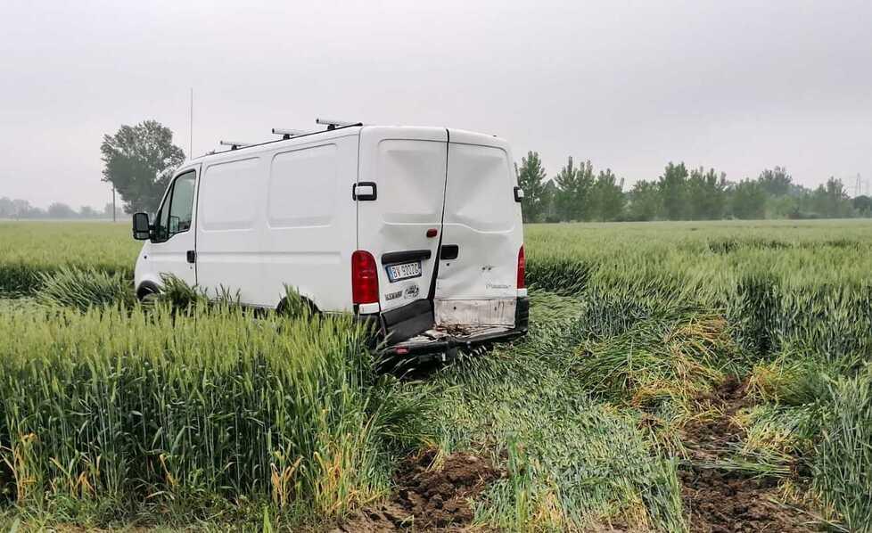 San Felice Sorprende i ladri in negozio Li insegue e viene speronato