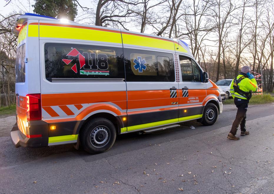 Vignola. Trovato in strada ferito alla testa Grave un 50enne: probabile malore 