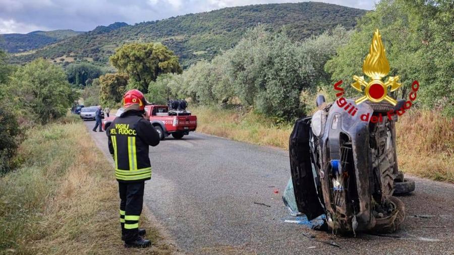 L’auto si ribalta sulla Nuoro-Orgosolo, ferito il conducente