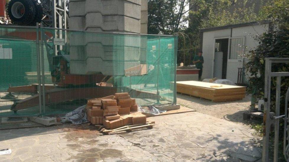 Si stacca il carico, operaio travolto