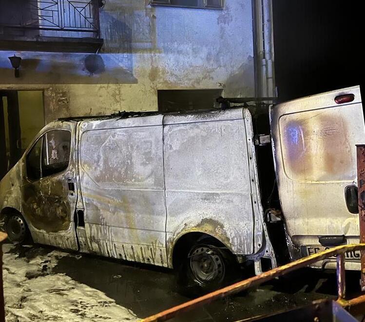 Pontelangorino, incendio distrugge furgone e attrezzi: «Ho perso tutto»