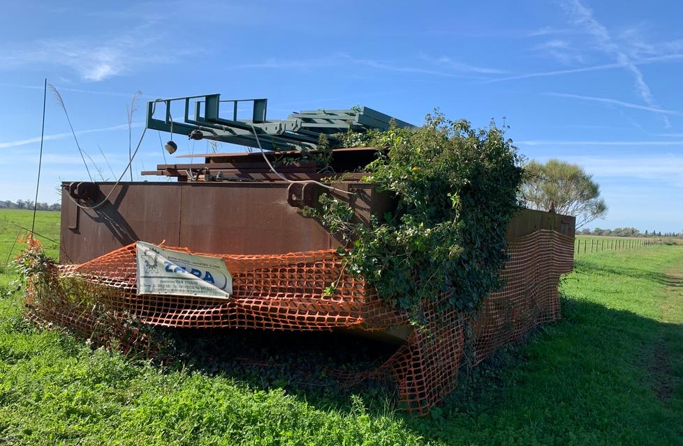La chiatta che fu acquistata dal Comune di Grosseto nei primi anni del 2000 mai entrata in funzione, è stata lasciata ferma nel terreno di un agriturismo
