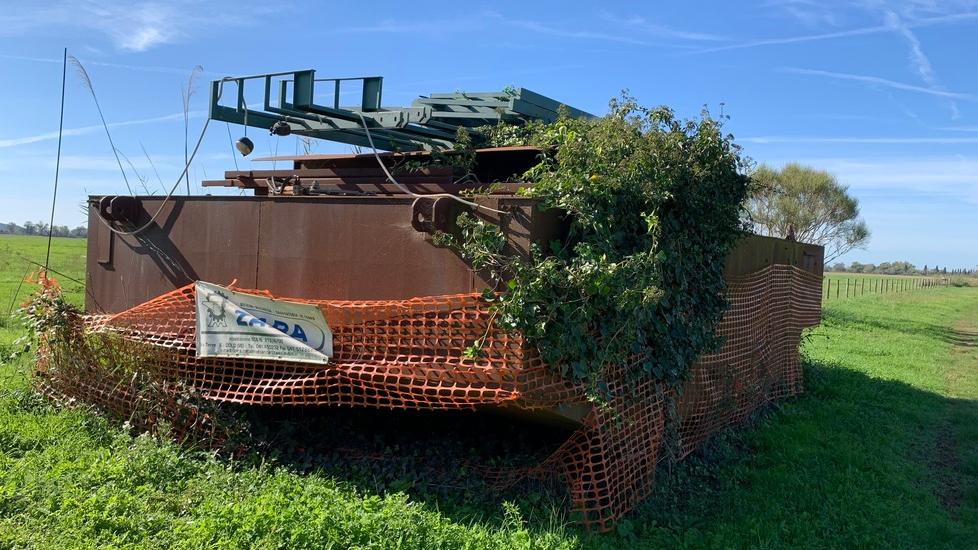 La chiatta che fu acquistata dal Comune di Grosseto nei primi anni del 2000 mai entrata in funzione, è stata lasciata ferma nel terreno di un agriturismo