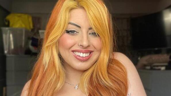 Giulia, cameriera e imprenditrice di Lucca sbarca su Onlyfans: «Guadagno 4mila euro al mese»