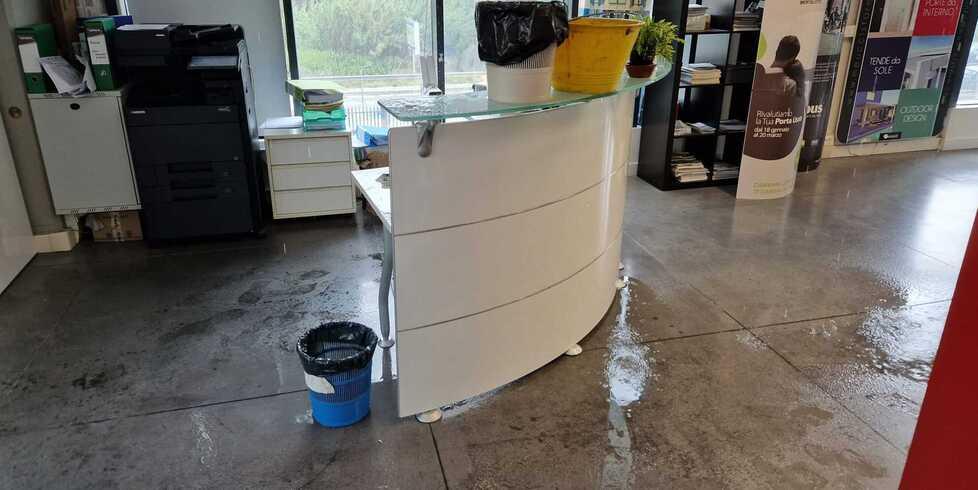 Una delle parti dell’azienda allagate in seguito alla bufera di acqua e grandine che venerdì ha colpito la provincia