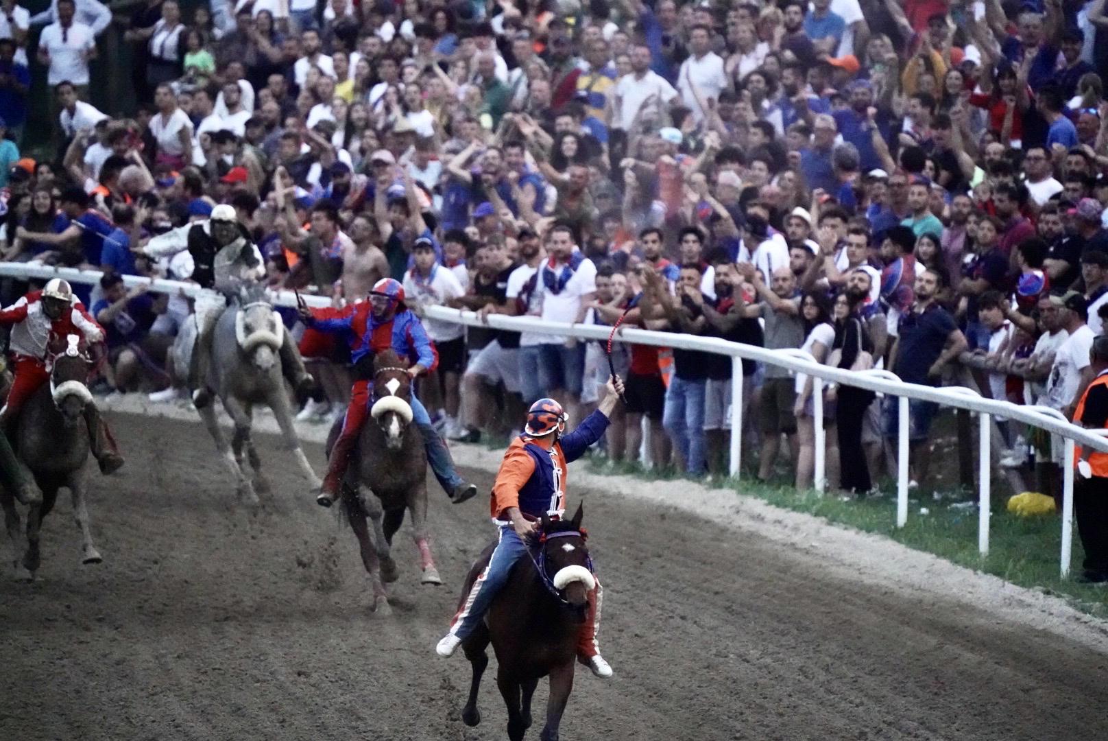 Il trionfo di San Pierino con Dino Pes detto “Velluto” su Zia Zelinda nella scorsa edizione del Palio di Fucecchio (Foto Franco Silvi)