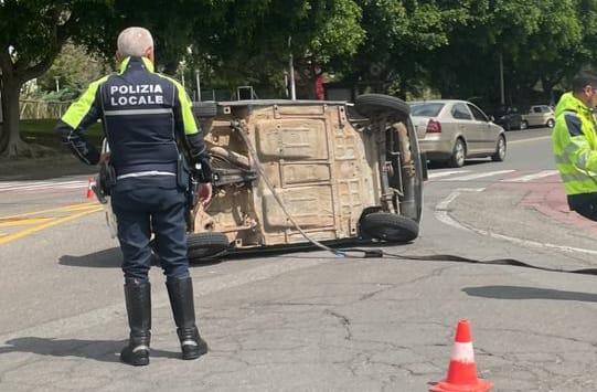 Cagliari, troppo veloce in curva: la 500 si ribalta