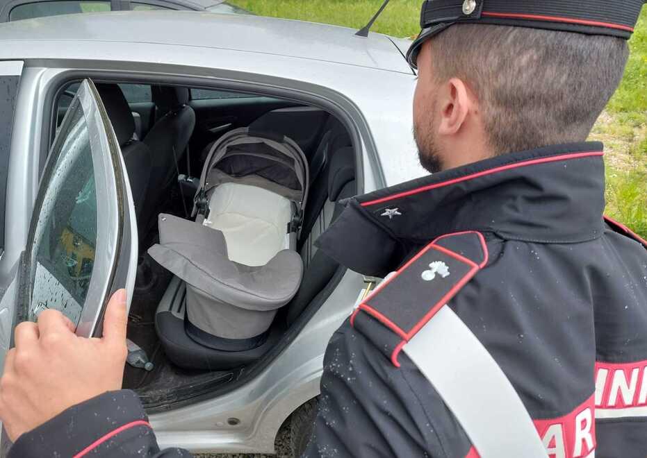Il carabiniere apre l’auto con la culla della bambina