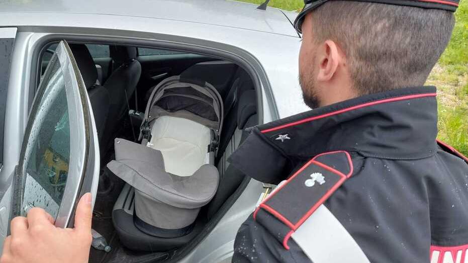 Il carabiniere apre l’auto con la culla della bambina