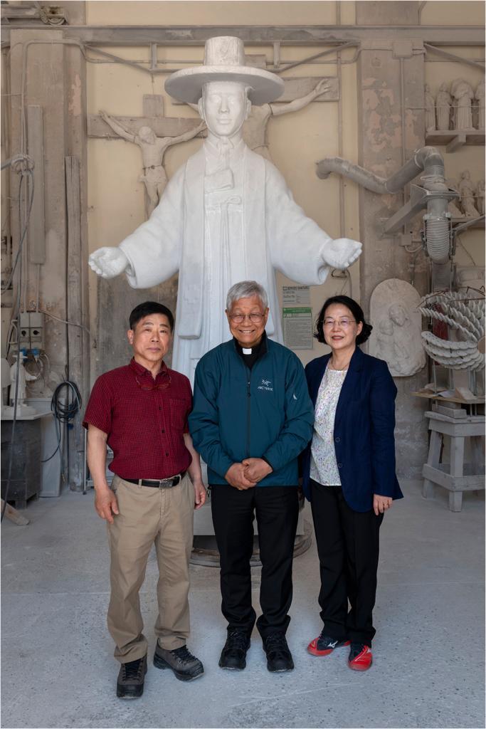 Da sinistra l’artista Han Jin-Sub, il cardinale You Heung-Sik e la moglie dello scultore Maria