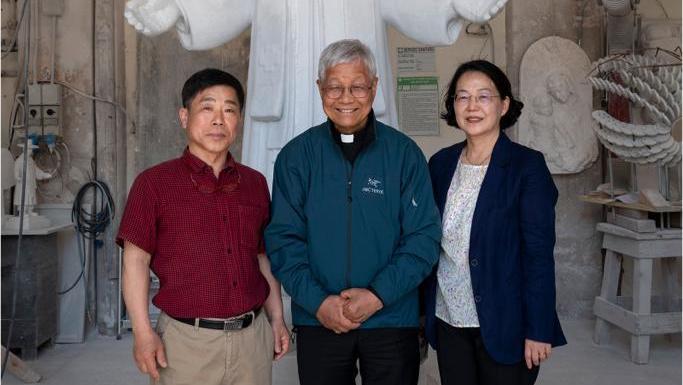 Da sinistra l’artista Han Jin-Sub, il cardinale You Heung-Sik e la moglie dello scultore Maria