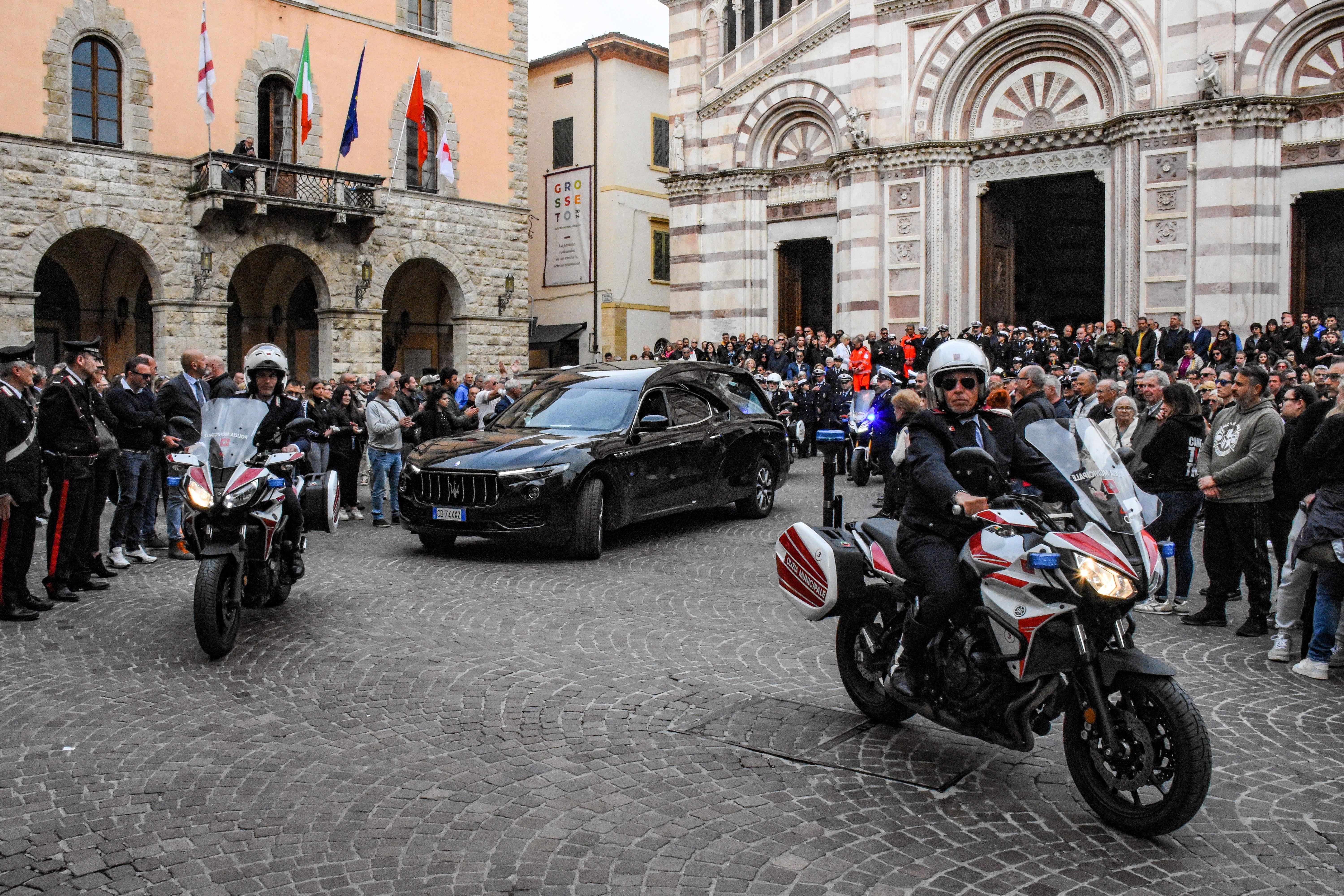 L’urlo delle sirene per Luca commosso addio in Duomo 
