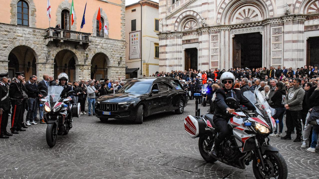 L’urlo delle sirene per Luca commosso addio in Duomo