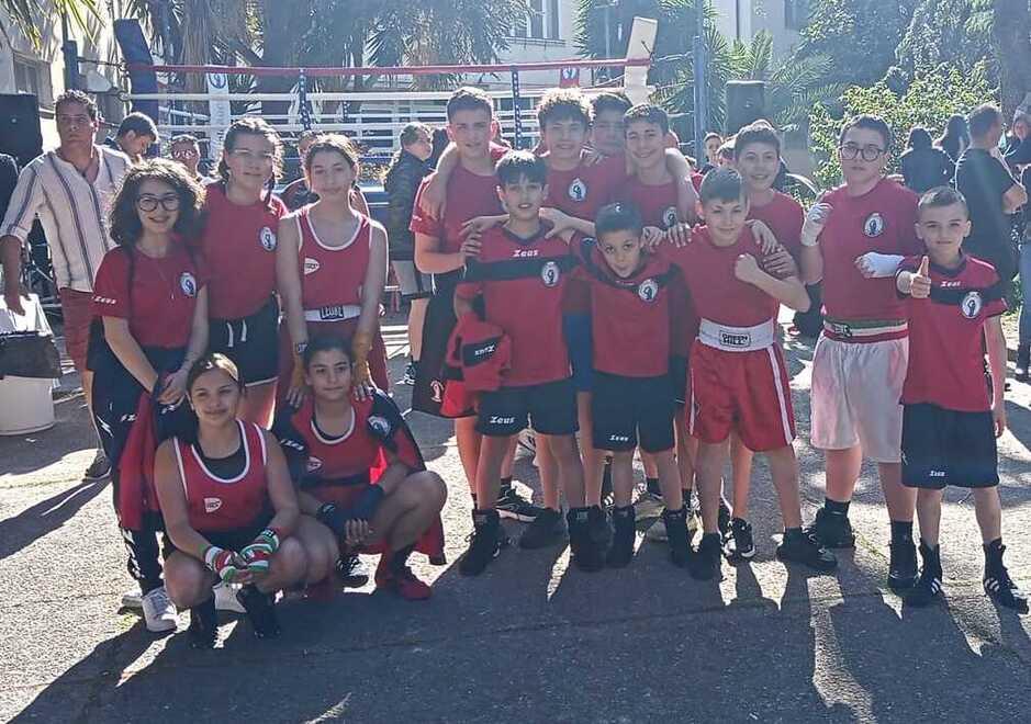 Il gruppo Bambini della Livorno Boxe Salvemini sul ring all’aperto nel cortile delle scuole Mazzini di viale Alfieri