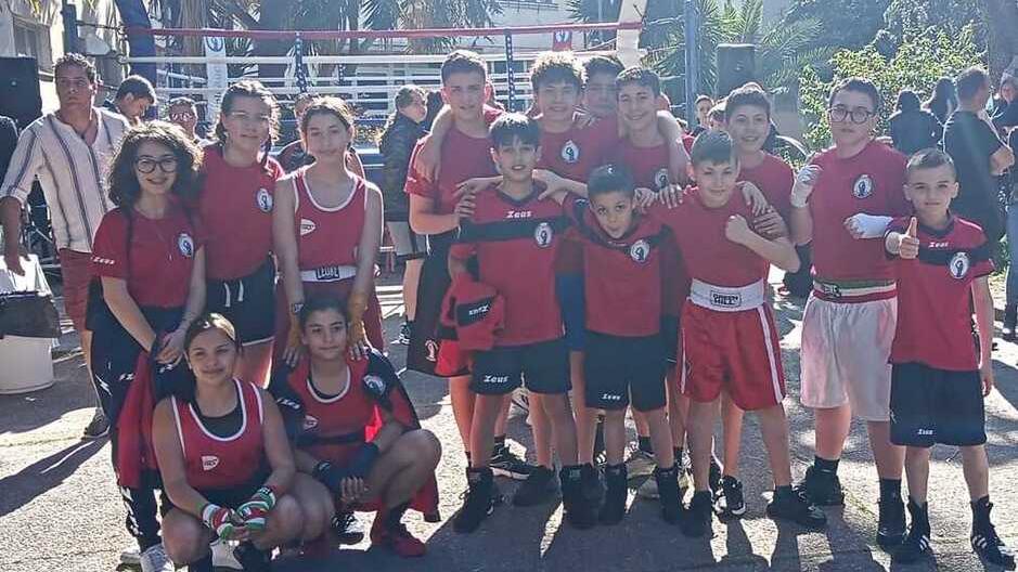 Il gruppo Bambini della Livorno Boxe Salvemini sul ring all’aperto nel cortile delle scuole Mazzini di viale Alfieri