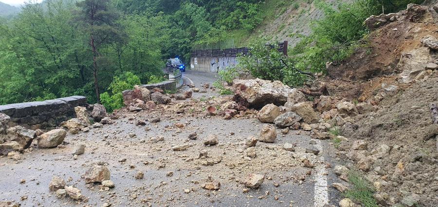 Frana sul ponte a Rio Spigone chiusa la provinciale