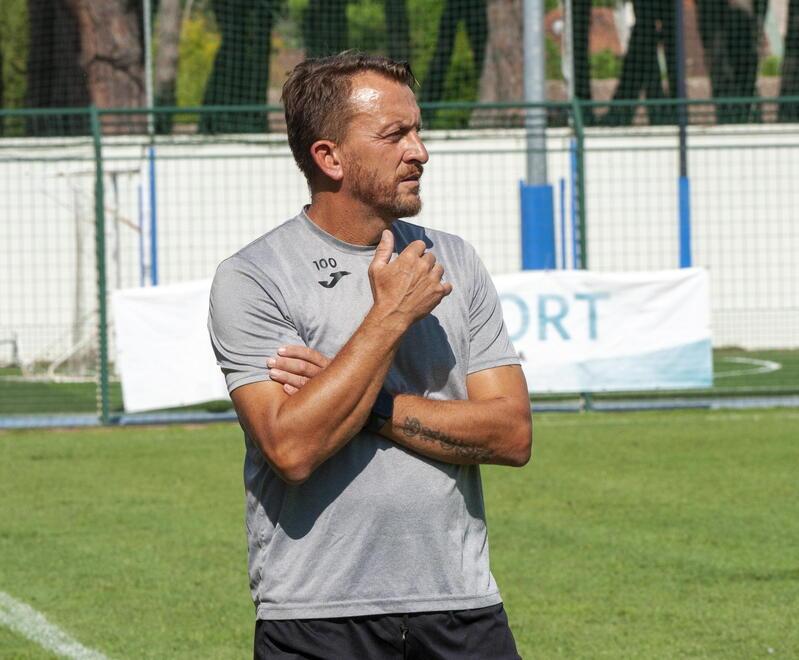 L’allenatore Simone Venturi ha guidato il Real Forte Querceta alla conquista dei playoff , un obiettivo straordinario che la squadra vuole onorare nella partita di oggi pomeriggio sul campo del Carpi (foto Roberto Paglianti)