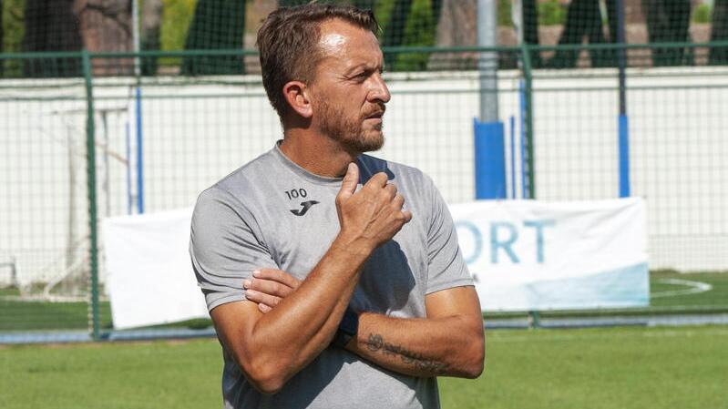 L’allenatore Simone Venturi ha guidato il Real Forte Querceta alla conquista dei playoff , un obiettivo straordinario che la squadra vuole onorare nella partita di oggi pomeriggio sul campo del Carpi (foto Roberto Paglianti)
