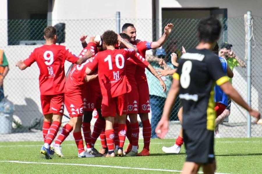 
	I giocatori biancorossi qui sopra festeggiano la rete della vittoria nell&rsquo;ultima partita della regular season contro il Ghiviborgo. Oggi alle 16,30 il match salvezza contro Terranuova Traiana al Gino Bozzi di Firenze

